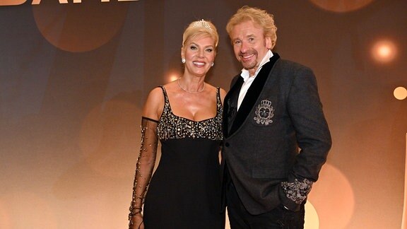 Thomas Gottschalk und seine Freundin Karina Mroß kommen zur 75. Bambi-Verleihung in den Bavaria Filmstudios.