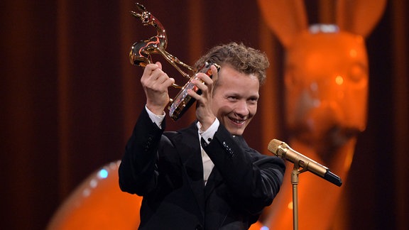 Schauspieler Felix Kammerer mit dem Bambi in der Kategorie «Schauspieler National» bei der 75. Bambi-Verleihung in den Bavaria Filmstudios.
