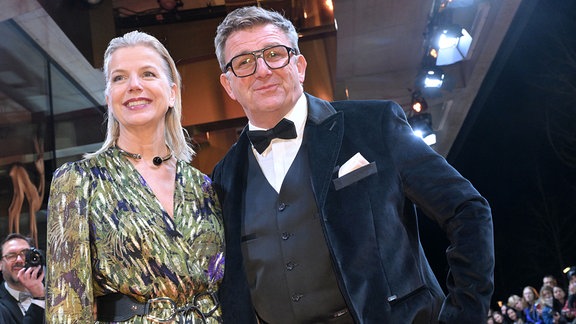 Schauspieler Hans Sigl mit seiner Frau Susanne kommt zur 75. Bambi-Verleihung in den Bavaria Filmstudios.