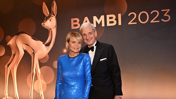 Schauspielerin Uschi Glas und Dieter Hermann kommen zur 75. Bambi-Verleihung in den Bavaria Filmstudios. 