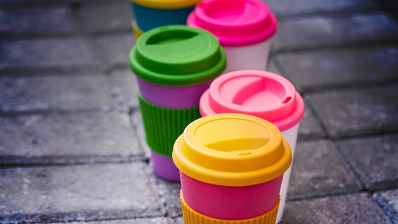 Bunte Kaffebeche aus Bambus