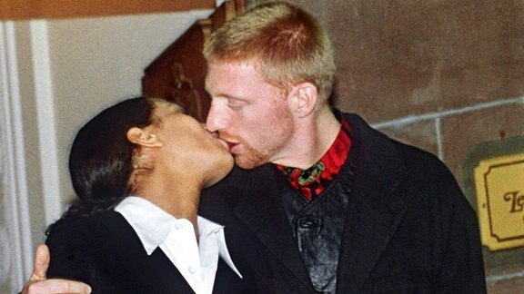 Boris Becker küsst seine Frau Barbara 1993