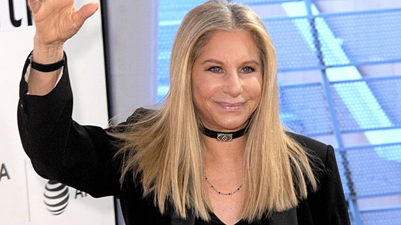 Schauspielerin Barbara Streisand winkt.