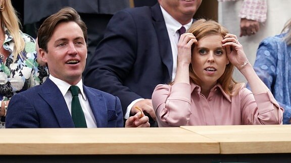 Prinzessin Beatrice aus Großbritannien sitzt neben Edoardo Mapelli Mozzi.