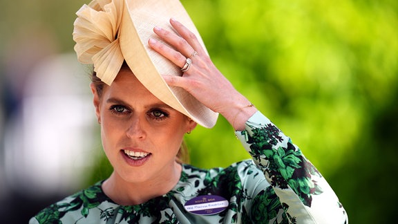 Prinzessin Beatrice hält ihren Hut fest.