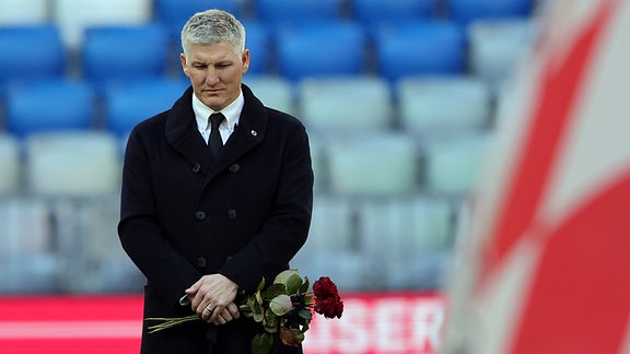 Bastian Schweinsteiger nimmt an der Trauerfeier für den verstorbenen Fußballstar und Trainer teil. 