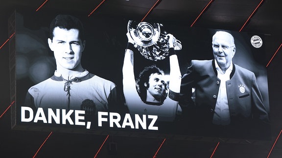 Der FC Bayern München gedenkt dem verstorbenen Ehrenpräsidenten Franz Beckenbauer auf der Anzeigetafel in der Allianz Arena in München