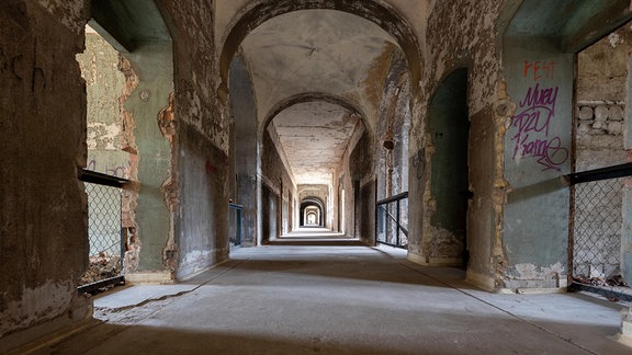Ein langer dunkler Gang im Alpenhaus der Beelitz-Heilstätten