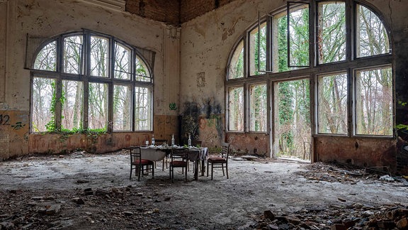 Die Überreste eines prunkvollen Speisesaals auf dem Gelände der Beelitz-Heilstätten