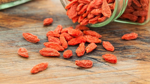 Tibetan goji Beeren liegen auf einem Tisch.