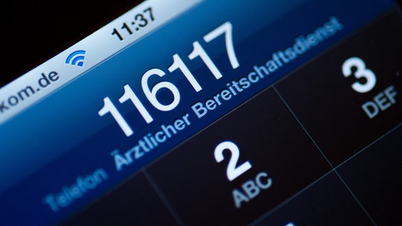 Die Telefonnummer 116117 des ärztlichen Bereitschaftsdienstes ist auf dem Display eines Smartphones am zu lesen. 