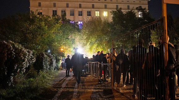 Mehrere hundert Menschen stehen vor dem Berghain an