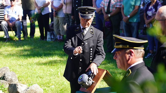 Anlässlich 70 Jahre SDAG Wismut wurde mit einer Kranzniederlegung den 33 verunglückten Bergkameraden, die beim größten Grubenunglück der Wismut am 15. Juli 1955 ihr Leben verloren haben, gedacht. 