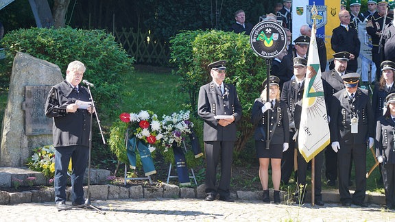 Anlässlich 70 Jahre SDAG Wismut wurde mit einer Kranzniederlegung den 33 verunglückten Bergkameraden, die beim größten Grubenunglück der Wismut am 15. Juli 1955 ihr Leben verloren haben, gedacht. 