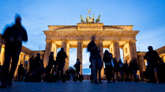 Menschn vor dem Brandenburger Tor