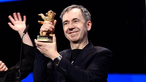 Dag Johan Haugerud mit dem Goldenen Bär für den besten Film Drommer Dreams (Sex Love) bei der Closing Ceremony mit Preisverleihung auf der Berlinale 2025.