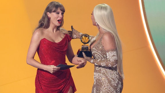 Beyoncé erhält einen Grammy von Taylor Swift