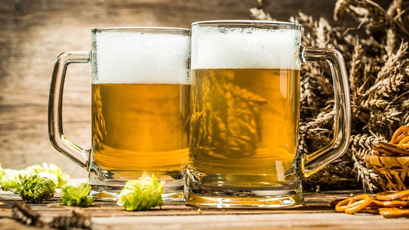 Zwei gefüllte Bierkrüge