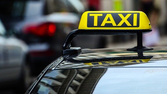 Ein Taxi zwischen anderen Autos.