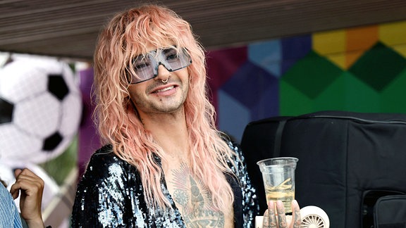 Sänger Bill Kaulitz von der Band Tokio Hotel zu sehen bei der CSD-Parade im Rahmen des Cologne Pride 2024. 