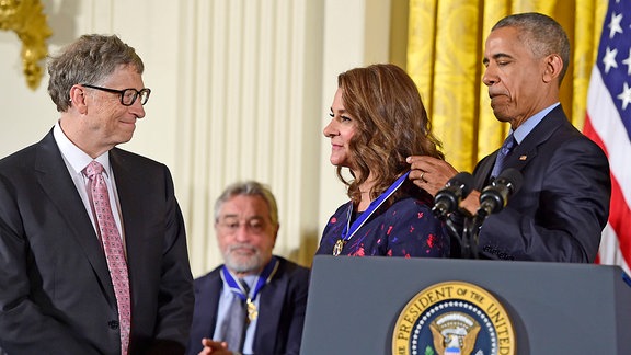 US-Präsident Barack Obama überreicht Bill und Melinda Gates die Presidential Medal of Freedom während einer Zeremonie im East Room des Weißen Hauses in Washington, DC am Dienstag, 22. November 2016.