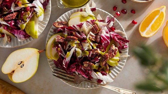 Radicchio Salat mit Birnen, Pekannüsse, Granatäpfeln und Basilikum Vinaigrette