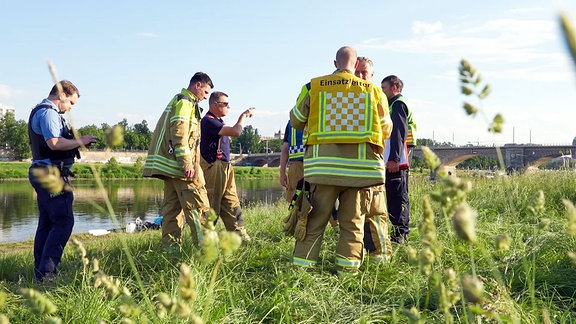 Rettungskräfte am Elbufer
