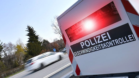 Ein mobiler Blitzer steht am Strassenrand und kontrolliert die Geschwindigkeit vorbeifahrender Autos