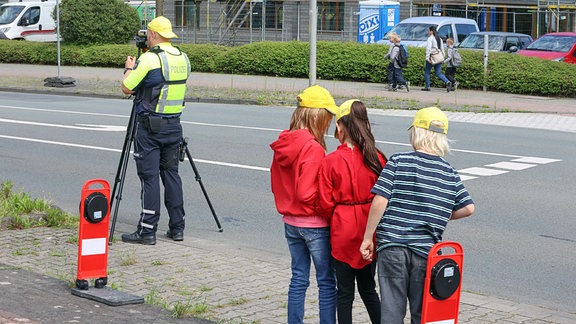 Schüler beobachten eine Verkehrskontrolle