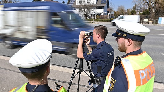 Polizisten bei der Verkehrskontrolle