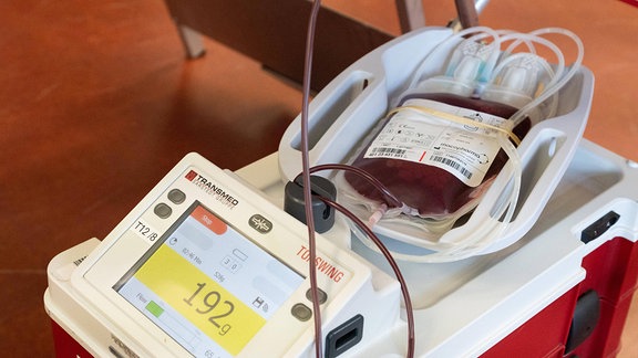 Waage mit Blutspenderbeutel