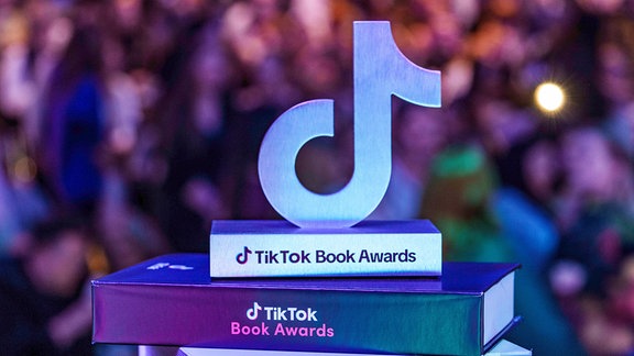 Einer der TikTok Book Awards steht vor Beginn der Verleihung im Rahmen der Frankfurter Buchmesse auf der Bühne. 