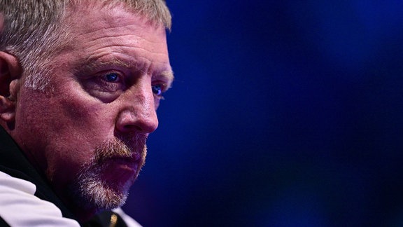 Boris Becker, Trainer von Holger Rune, sitzt auf der Tribüne.
