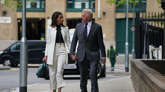 Boris Becker (r), ehemaliger Tennis-Profi aus Deutschland, kommt gemeinsam mit seiner Lebensgefährtin Lilian de Carvalho Monteiro zur Strafmaßverkündung in seinem Insolvenzverfahren am Southwark Crown Court an. Nachdem Becker von einer Jury in 4 von 24 Anklagepunkten schuldig gesprochen wurde wird Richterin Taylor am heutigen Tag, 29. April, das Strafmaß verkünden.