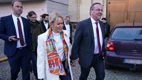 Boris Pistorius (SPD), Innenminister von Niedersachsen, kommt in Begleitung von Julia Schwanholz.