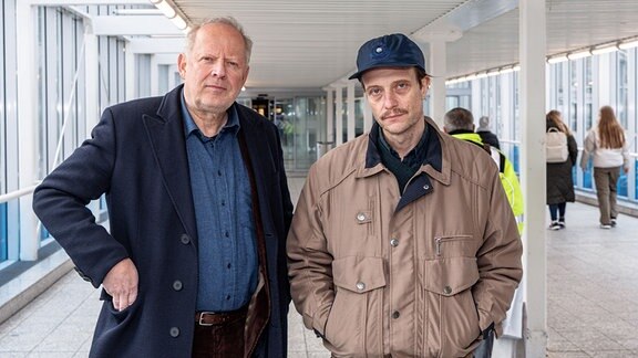 Die Schauspieler Axel Milberg (l) und August Diehl stehen bei Dreharbeiten zum ARD-Tatort "Tatort: Borowski und das Haupt der Medusa" zusammen am Set.