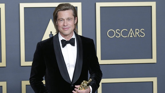 Brad Pitt präsentiert seinen Oscar