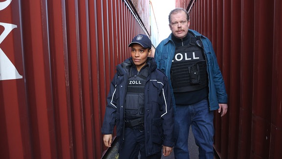 Lisa Cunnigham (Cynthia Micas) und Gero von Bernbeck (Bernd Hölscher) steuern im Containergang auf den Tatort zu.