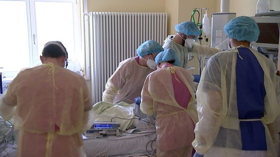 Patient mit Corona wird im Karankenhaus behandelt