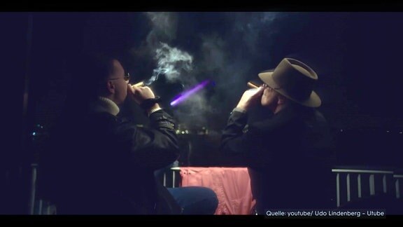 Zwei Männer rauchen Zigarren