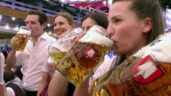 Menschen trinken Bier