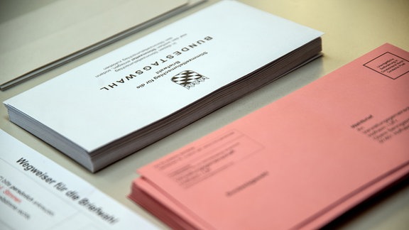 Umschläge und Merkblätter für die vorgezogene Neuwahl zum 21. Deutschen Bundestag liegen auf einem Tisch. Am 23. Februar wird in Deutschland gewählt.