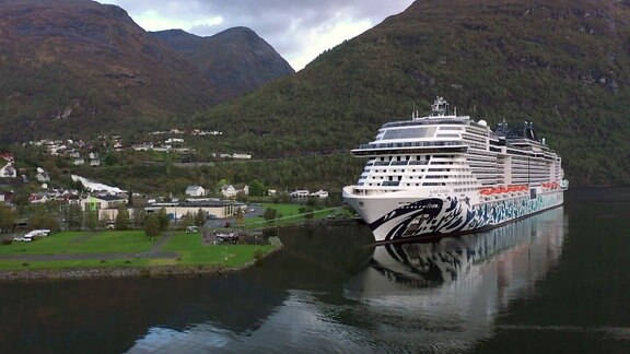 Kreuzfahrtschiff in Norwegen