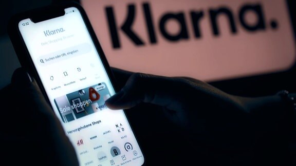 Auf einem Smartphone ist die Website von Klarna geöffnet.