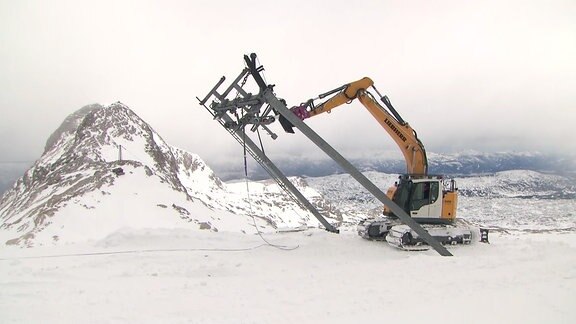 Die Stütze eines Liftes wird abgebaut