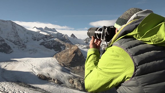 Mann fotografiert Berge