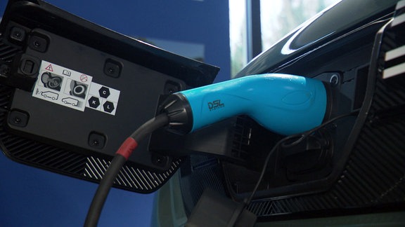 Ladekabel an Ladebuchse am E-Auto.
