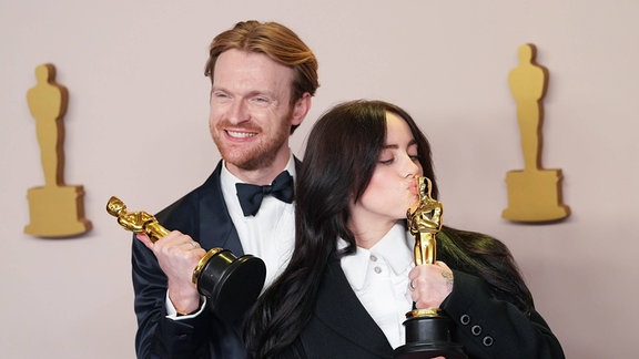 Billie Eilish und Finneas O Connell mit ihren Oscars für den besten Originalsong
