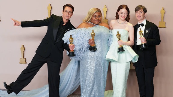 Bester Schauspieler in einer Nebenrolle Robert Downey Jr. aus Oppenheimer, Beste Schauspielerin in einer Nebenrolle Da Vine Joy Randolph aus The Holdovers, Beste Schauspielerin Emma Stone aus Barbie und Bester Schauspieler Cillian Murphy aus Oppenheimer