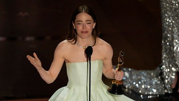 Emma Stone nimmt unter Tränen bei der Oscar-Verleihung im Dolby Theatre in Los Angeles den Preis für die beste Leistung einer Hauptdarstellerin für "Poor Things" entgegen.